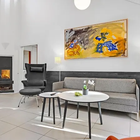 2 Bedroom Stunning In *
